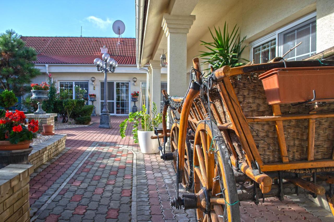 Penzion Rosel Nove Zamky Exterior photo