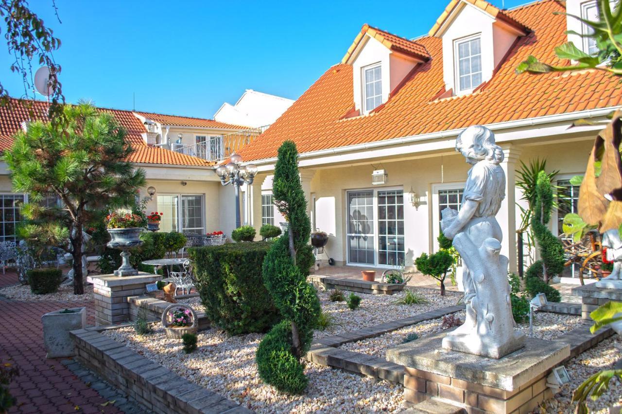 Penzion Rosel Nove Zamky Exterior photo